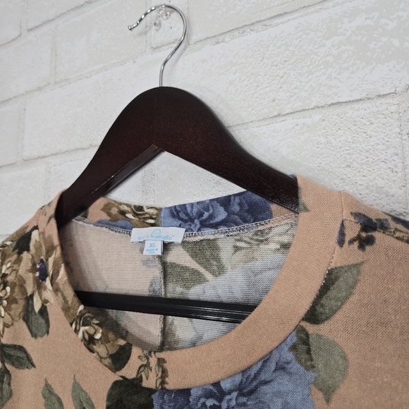 envision studio NWT floral tee - Picture 7 of 13